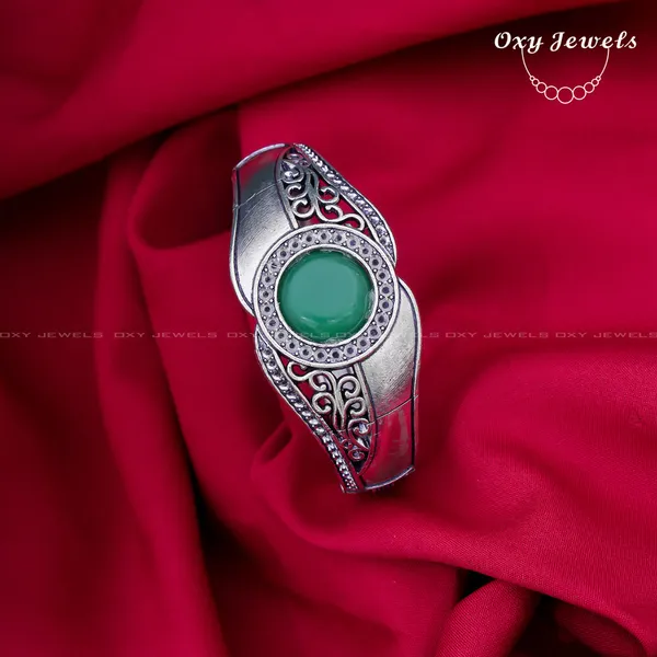 Elegant_Oxidized_Silver_Bracelet_with_Green_Gemstone_Accent