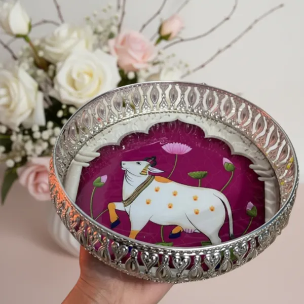 Silver_Alluring_Iron_Tray_Painted_of_Traditional_Ornate_Pichwai_Design_|_Antique_Decorative_Gift_Item