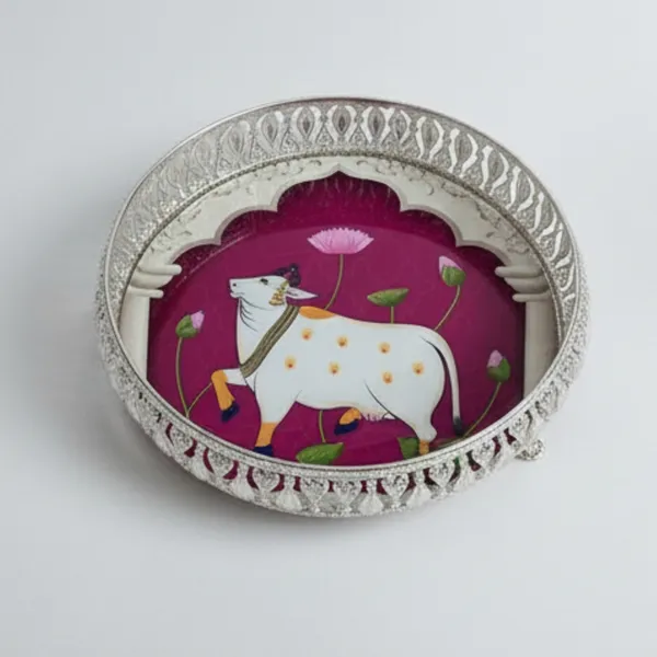 Silver_Alluring_Iron_Tray_Painted_of_Traditional_Ornate_Pichwai_Design_|_Antique_Decorative_Gift_Item