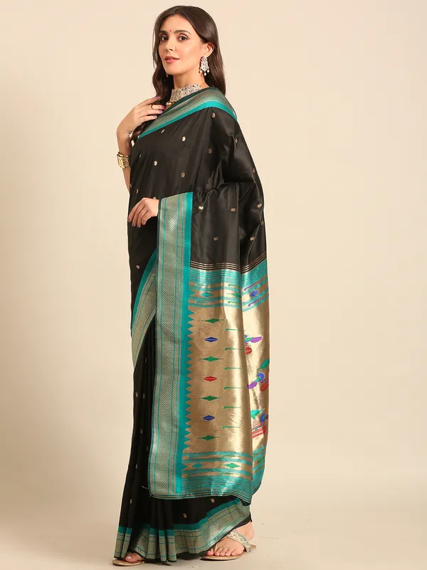Traditional_Paithani_Saree_with_Peacock_Motif