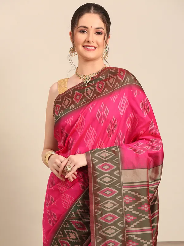 Traditional_Gujarati_Patola_Saree_|_Elegant_Silk_Weave