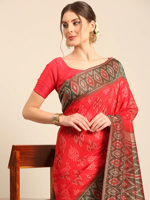 Traditional_Gujarati_Patola_Saree_|_Elegant_Silk_Weave