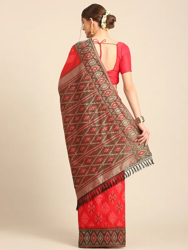 Traditional_Gujarati_Patola_Saree_|_Elegant_Silk_Weave