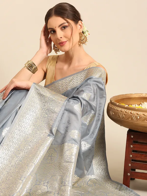Classic_Banarasi_Saree_|_Timeless_Silk_&_Zari_Collection
