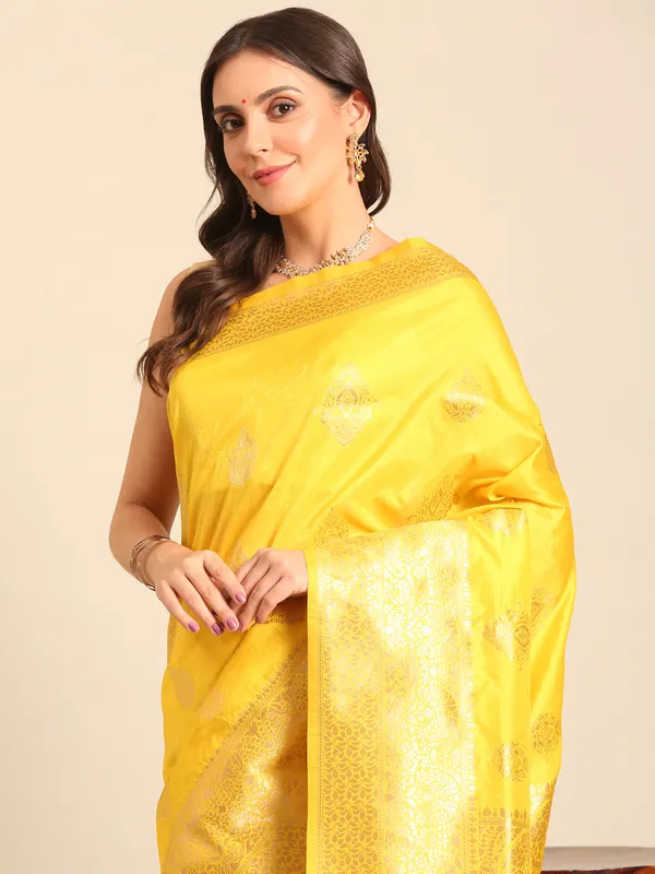 Classic_Banarasi_Saree_|_Timeless_Silk_&_Zari_Collection