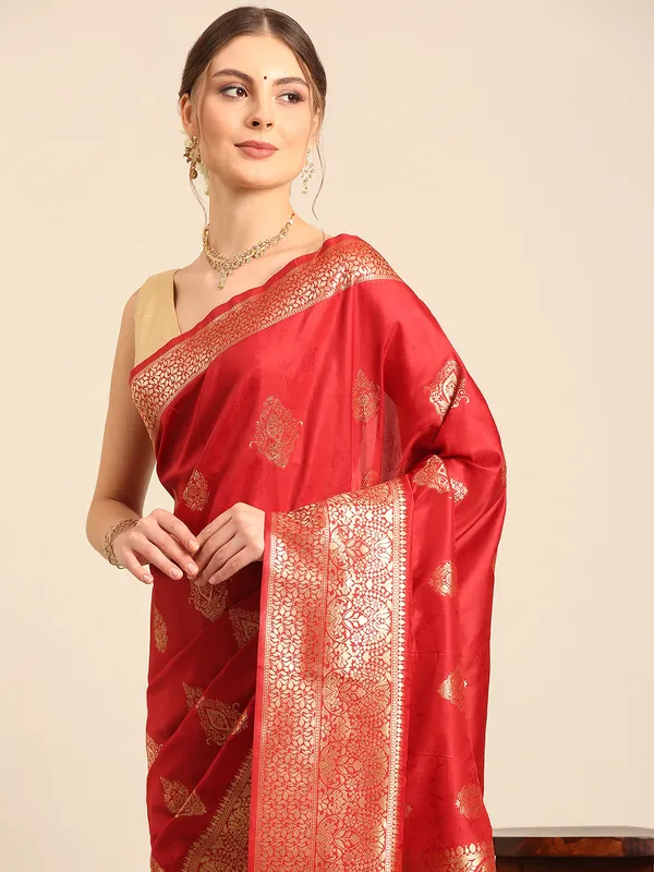 Classic_Banarasi_Saree_|_Timeless_Silk_&_Zari_Collection
