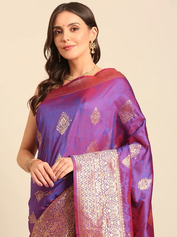 Classic_Banarasi_Saree_|_Timeless_Silk_&_Zari_Collection