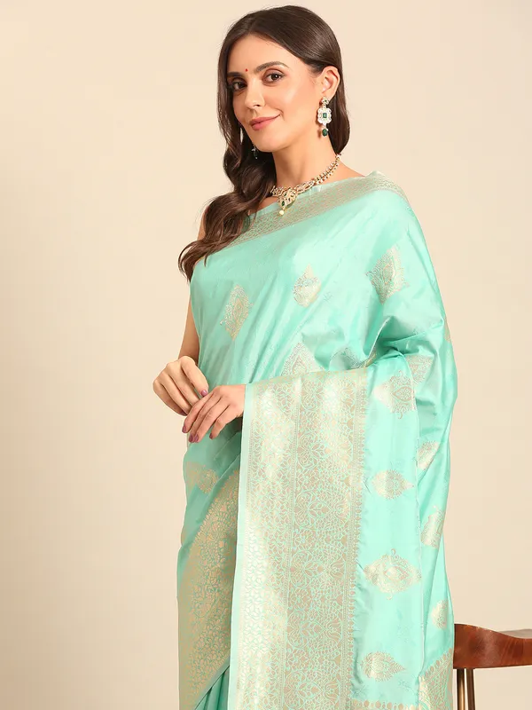 Classic_Banarasi_Saree_|_Timeless_Silk_&_Zari_Collection