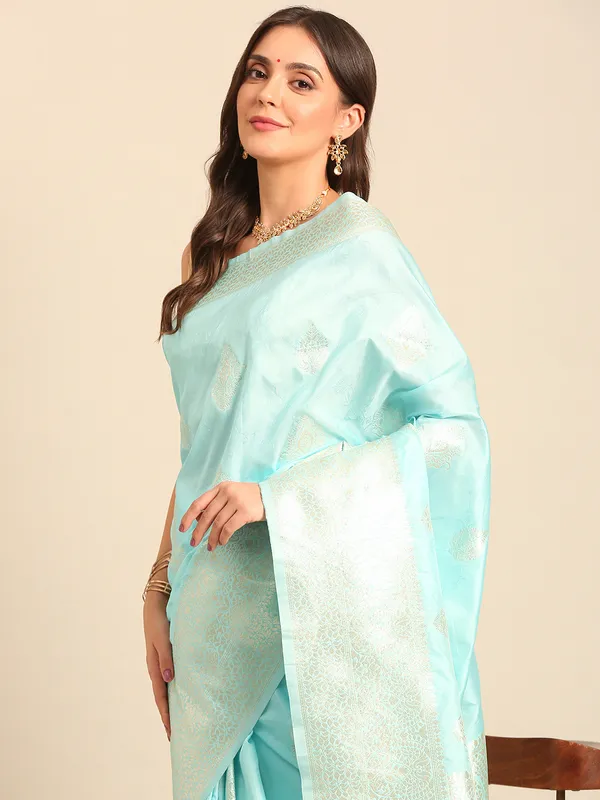 Classic_Banarasi_Saree_|_Timeless_Silk_&_Zari_Collection