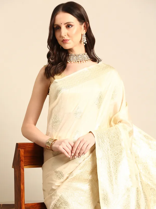 Classic_Banarasi_Saree_|_Timeless_Silk_&_Zari_Collection