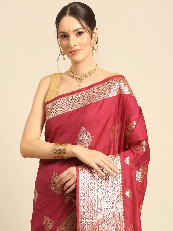 Classic_Banarasi_Saree_|_Timeless_Silk_&_Zari_Collection