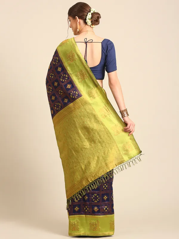 Traditional_Patola_Silk_Saree_with_Intricate_Woven_Motifs