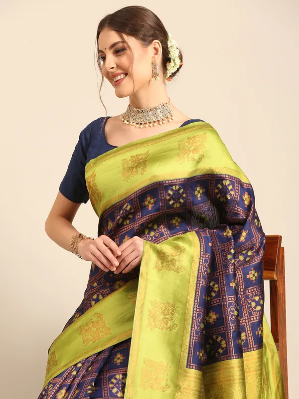 Traditional_Patola_Silk_Saree_with_Intricate_Woven_Motifs