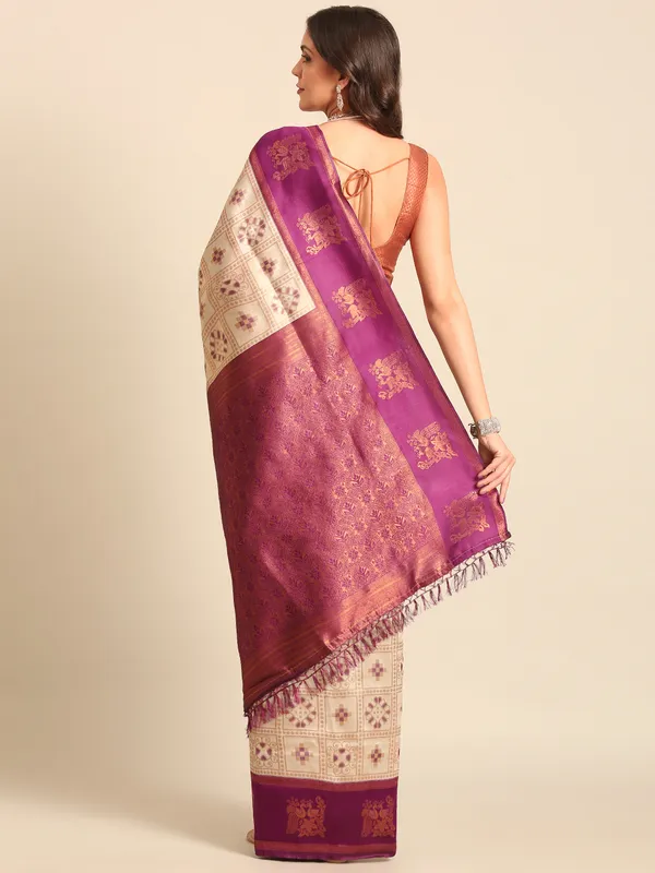 Traditional_Patola_Silk_Saree_with_Intricate_Woven_Motifs