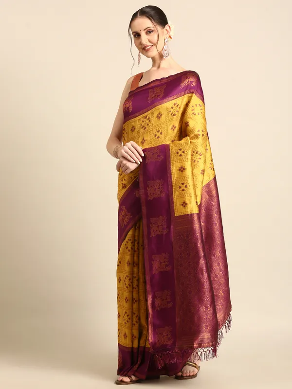 Traditional_Patola_Silk_Saree_with_Intricate_Woven_Motifs