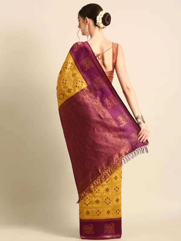 Traditional_Patola_Silk_Saree_with_Intricate_Woven_Motifs