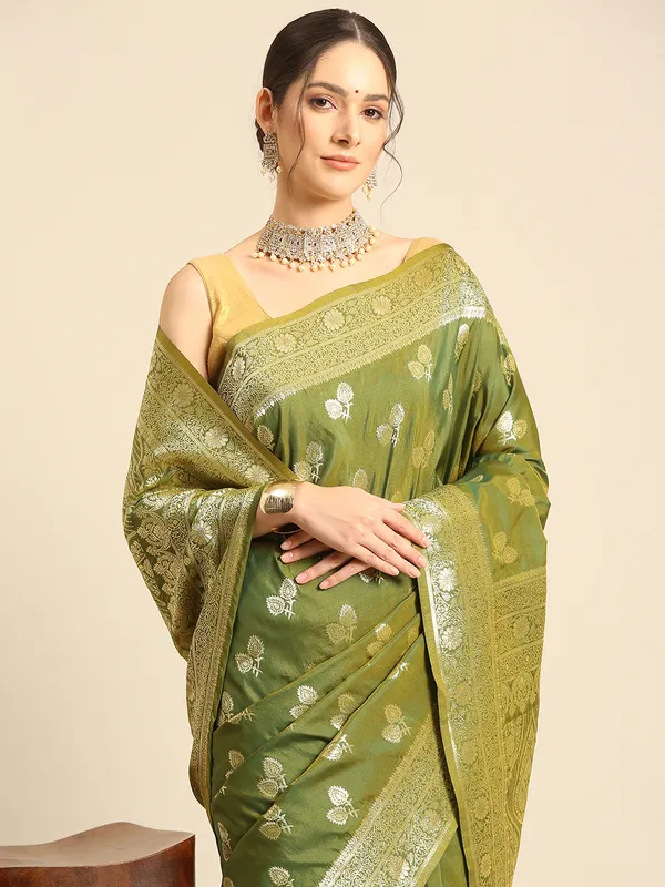 Traditional_Banarasi_Saree_with_Rich_Zari_Border