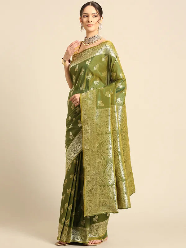 Traditional_Banarasi_Saree_with_Rich_Zari_Border