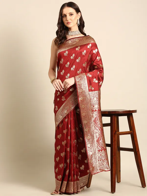 Traditional_Banarasi_Saree_with_Rich_Zari_Border