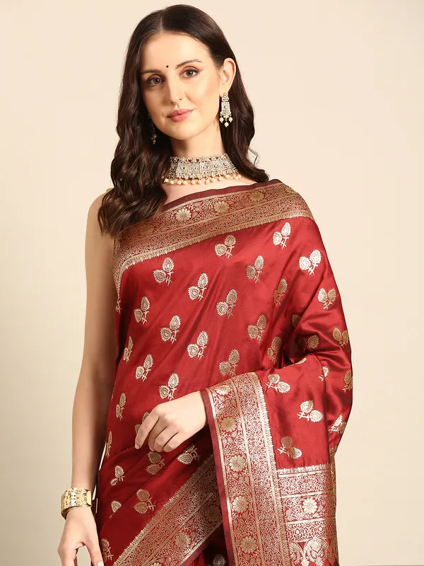 Traditional_Banarasi_Saree_with_Rich_Zari_Border