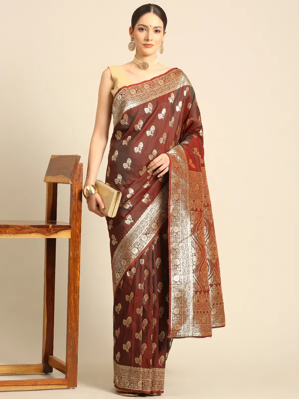 Traditional_Banarasi_Saree_with_Rich_Zari_Border