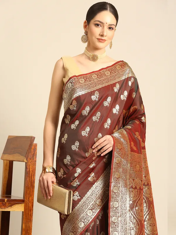 Traditional_Banarasi_Saree_with_Rich_Zari_Border