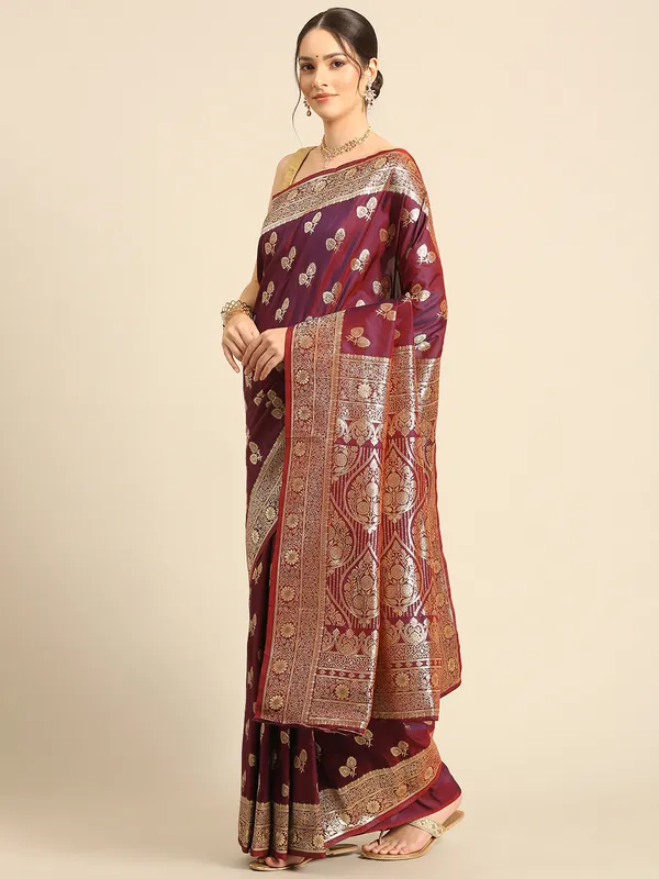 Traditional_Banarasi_Saree_with_Rich_Zari_Border