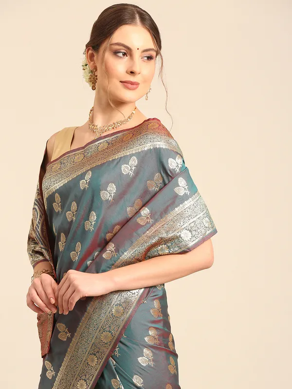 Traditional_Banarasi_Saree_with_Rich_Zari_Border