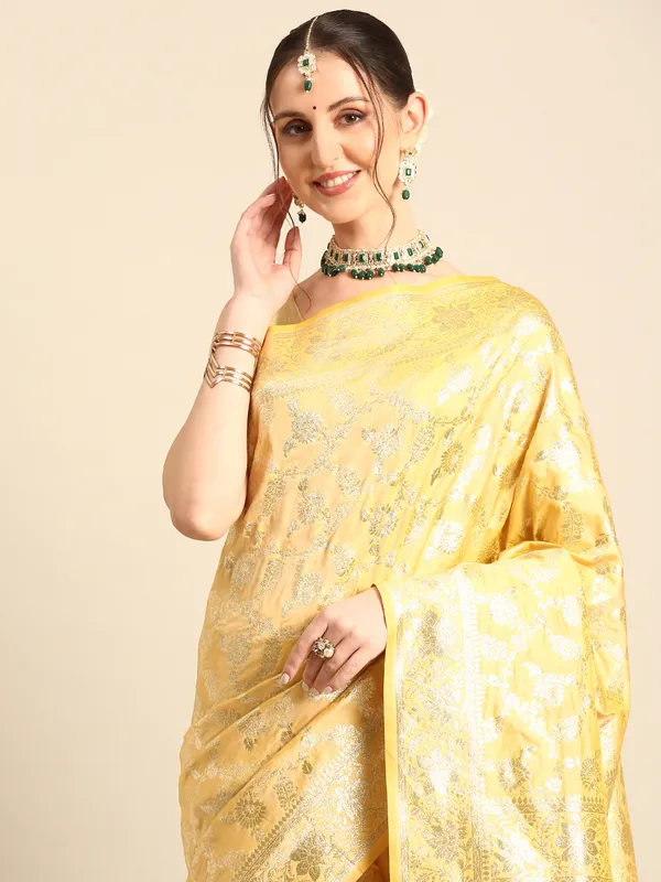 Royal_Banarasi_Silk_Saree_with_Designer_Zari_Motifs