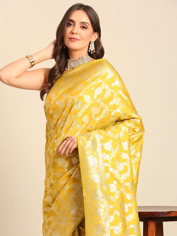 Royal_Banarasi_Silk_Saree_with_Designer_Zari_Motifs