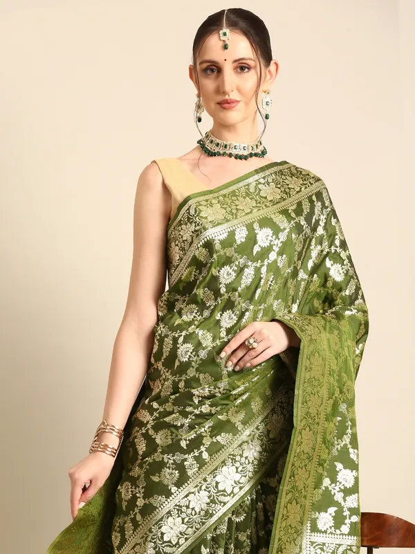 Royal_Banarasi_Silk_Saree_with_Designer_Zari_Motifs