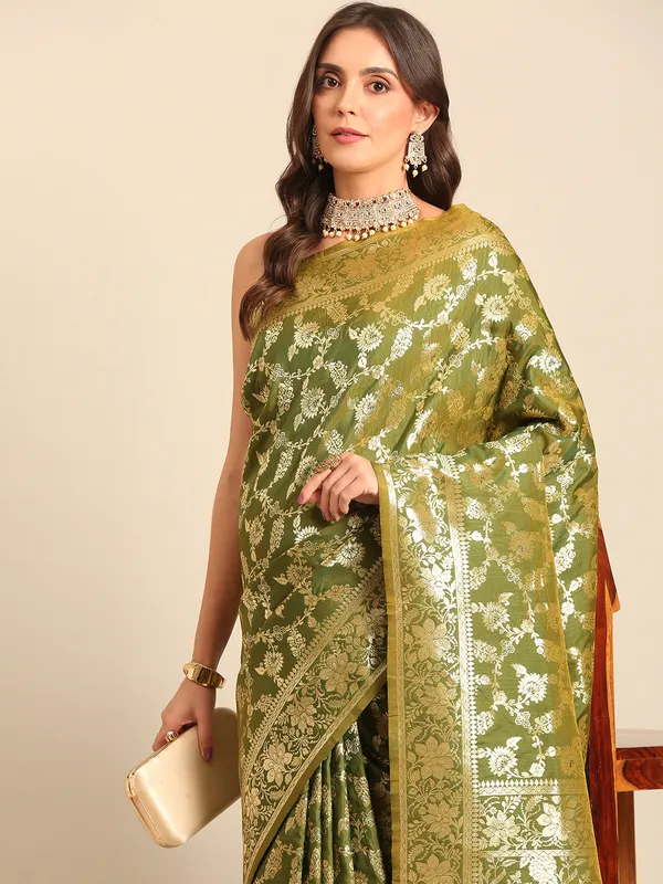 Royal_Banarasi_Silk_Saree_with_Designer_Zari_Motifs