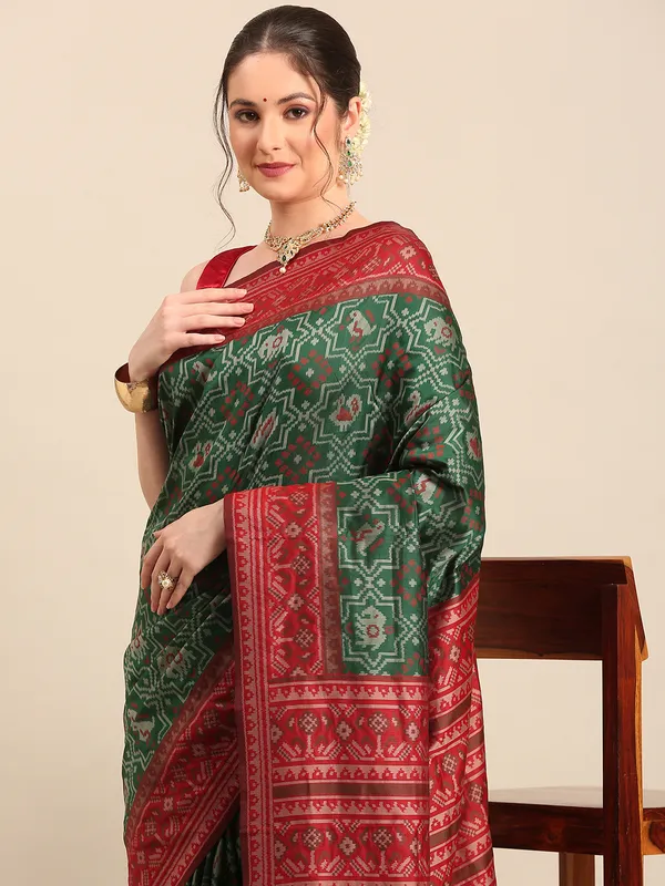 Elegant_Patola_Silk_Saree_with_Traditional_Patterns