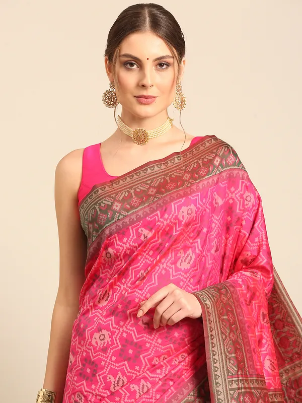Elegant_Patola_Silk_Saree_with_Traditional_Patterns