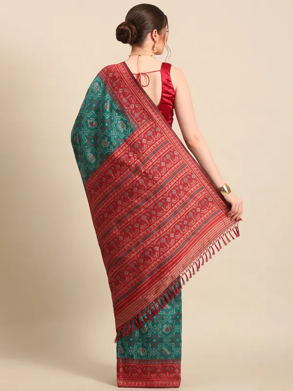 Elegant_Patola_Silk_Saree_with_Traditional_Patterns