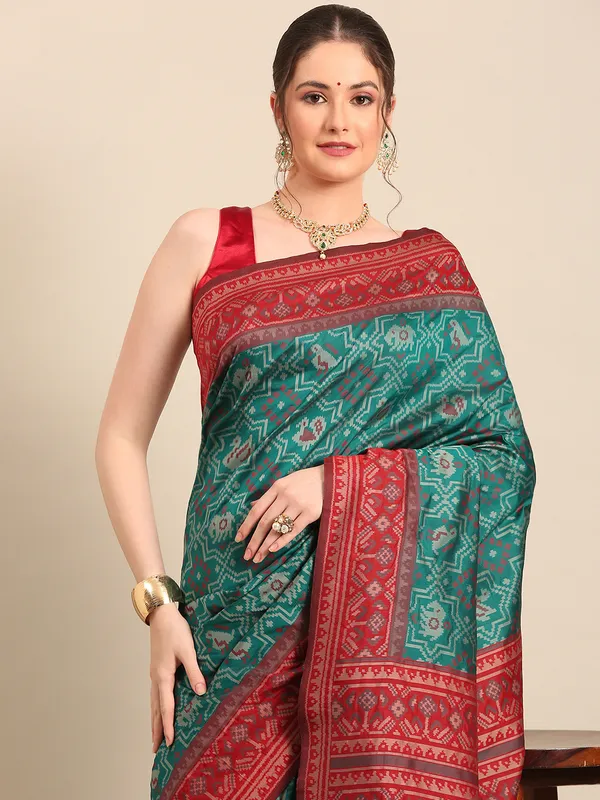 Elegant_Patola_Silk_Saree_with_Traditional_Patterns