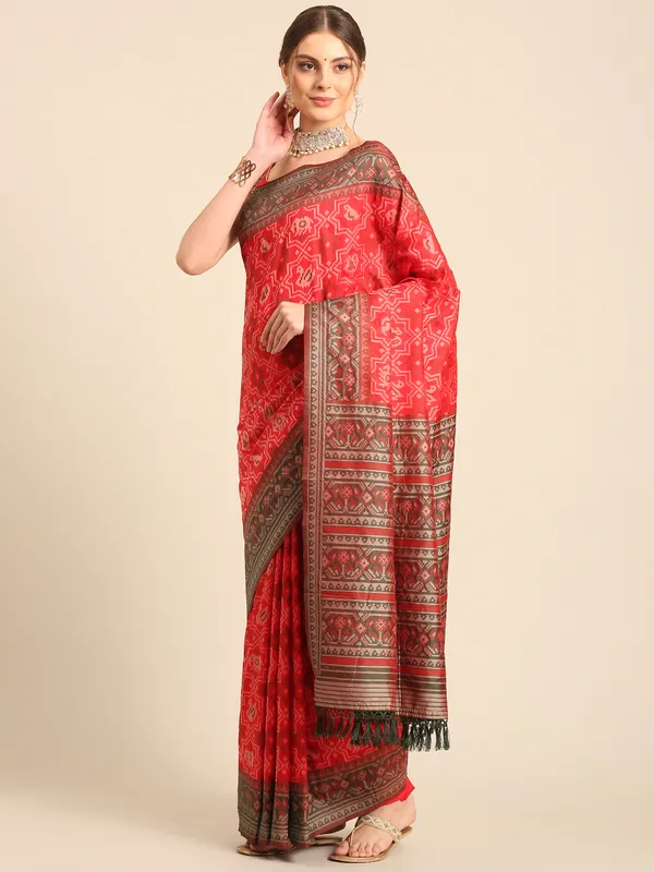 Elegant_Patola_Silk_Saree_with_Traditional_Patterns