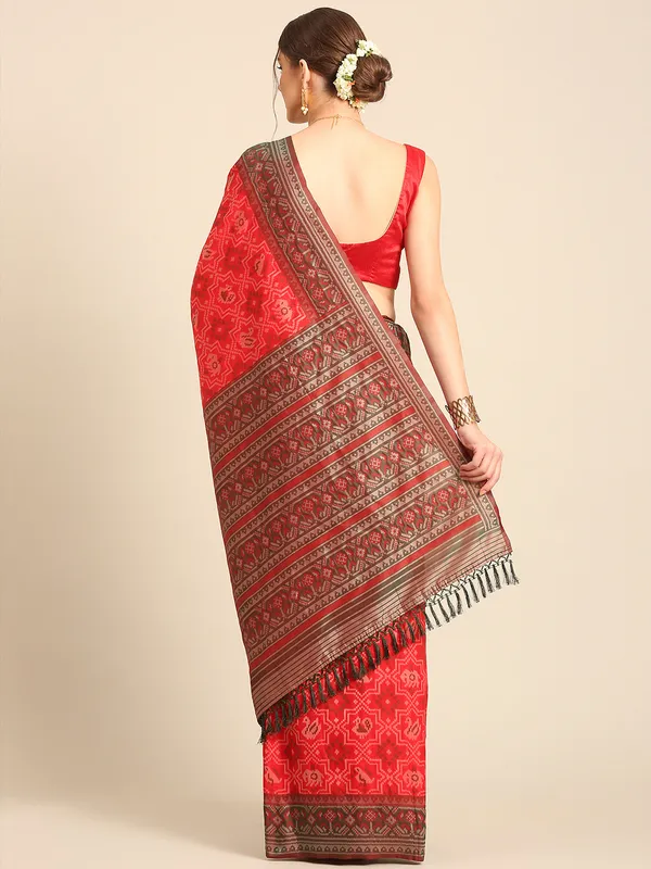 Elegant_Patola_Silk_Saree_with_Traditional_Patterns