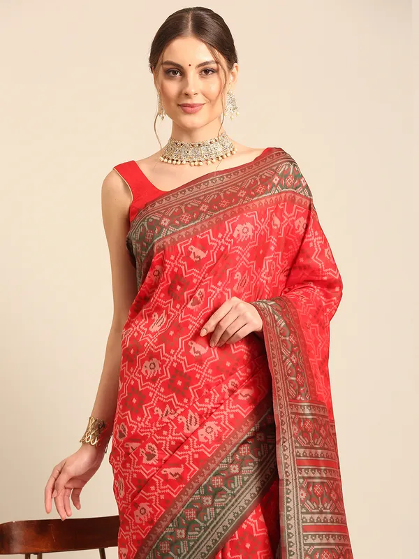 Elegant_Patola_Silk_Saree_with_Traditional_Patterns