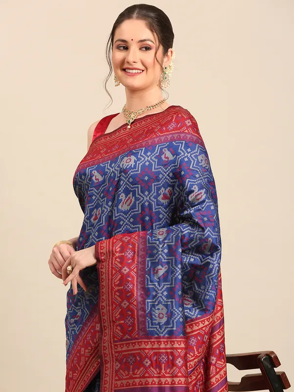 Elegant_Patola_Silk_Saree_with_Traditional_Patterns