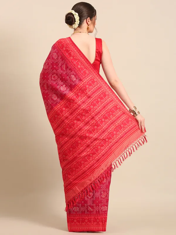 Elegant_Patola_Silk_Saree_with_Traditional_Patterns