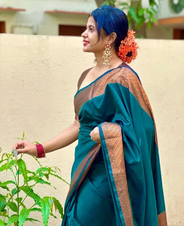 Beleaguer_Rama_Soft_Silk_Saree_With_Dissemble_Blouse_Piece