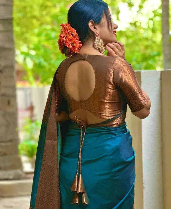 Beleaguer_Rama_Soft_Silk_Saree_With_Dissemble_Blouse_Piece