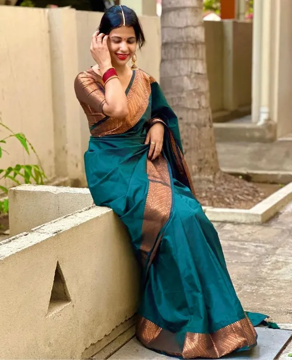 Beleaguer_Rama_Soft_Silk_Saree_With_Dissemble_Blouse_Piece