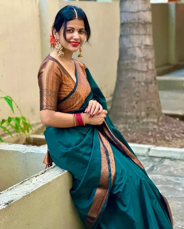 Beleaguer_Rama_Soft_Silk_Saree_With_Dissemble_Blouse_Piece