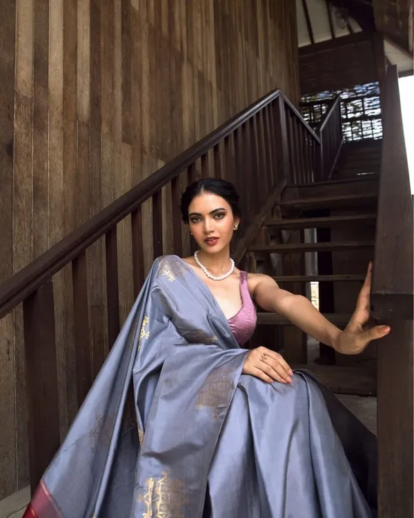 Blooming_Grey_Soft_Banarasi_Silk_Saree_With_Intricate_Blouse_Piece
