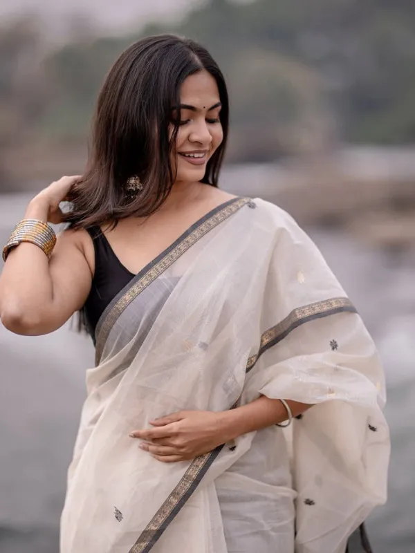 Bollywood_Style_Cotton_Silk_Saree_With_Majestic_Blouse_Piece