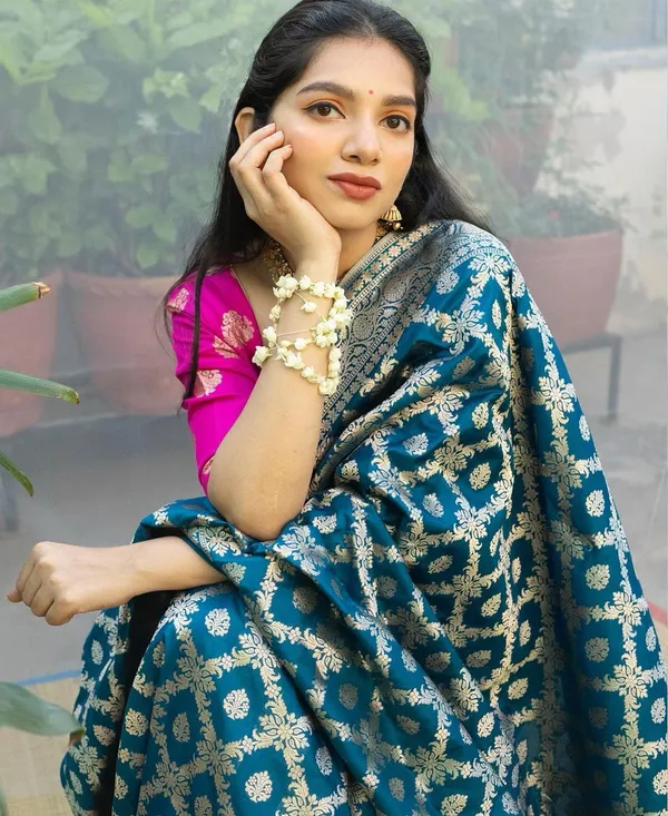 Captivating_Rama_Soft_Banarasi_Silk_Saree_With_Prodigal_Blouse_Piece