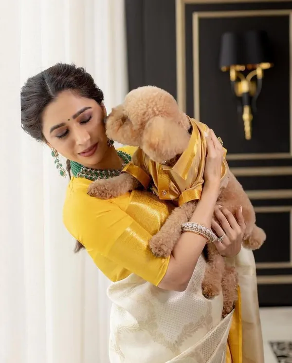 Designer_Cream_Soft_Banarasi_Silk_Saree_With_Surpassing_Blouse_Piece