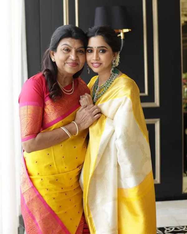 Designer_Cream_Soft_Banarasi_Silk_Saree_With_Surpassing_Blouse_Piece